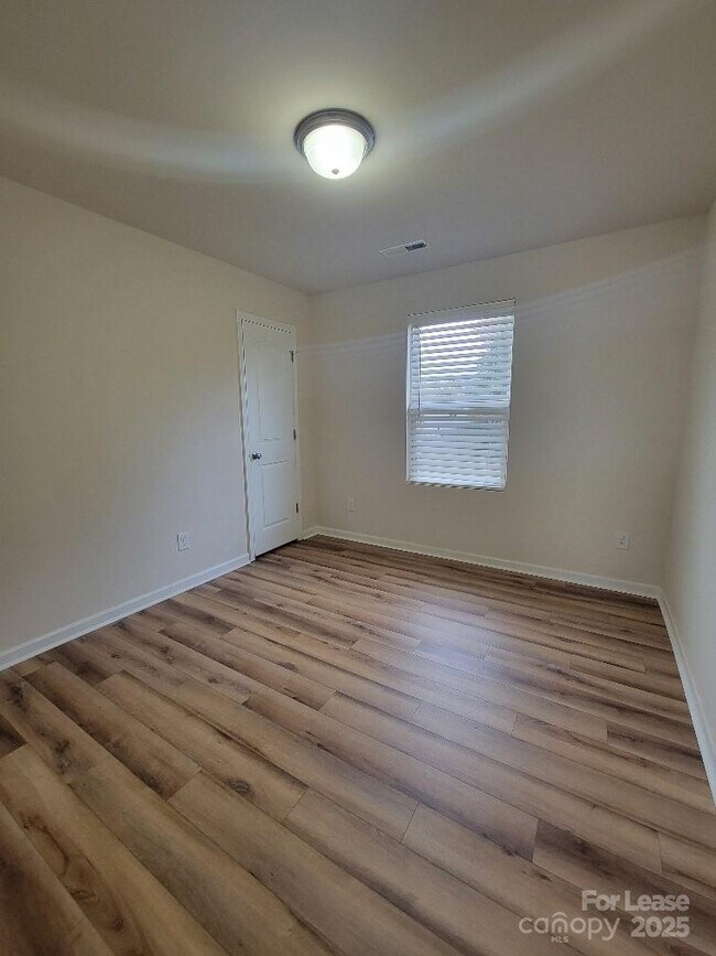 Building Photo - 5823 Hewitt Dr