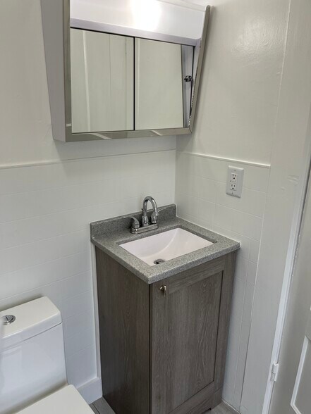 Building Photo - 305 N Main St