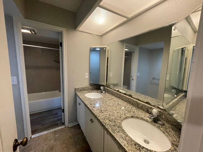 Building Photo - 3 Bed Duplex OKC