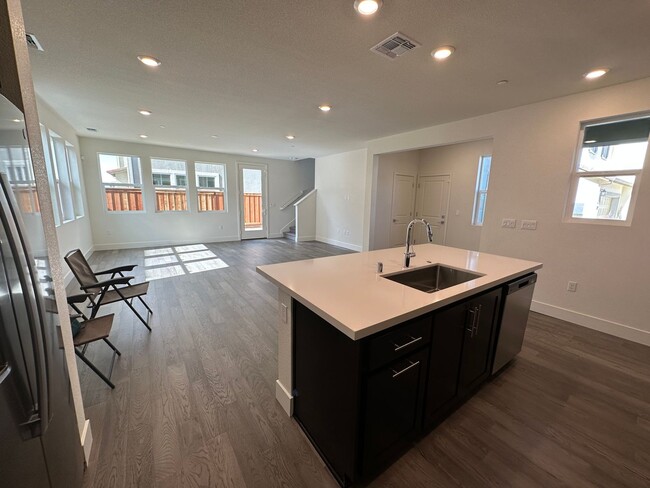 Building Photo - Beautiful 4 Bedroom / 3 Bath River Islands...