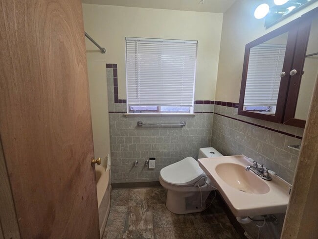 Building Photo - Charming 2-Bedroom Home in Prime Denver Location