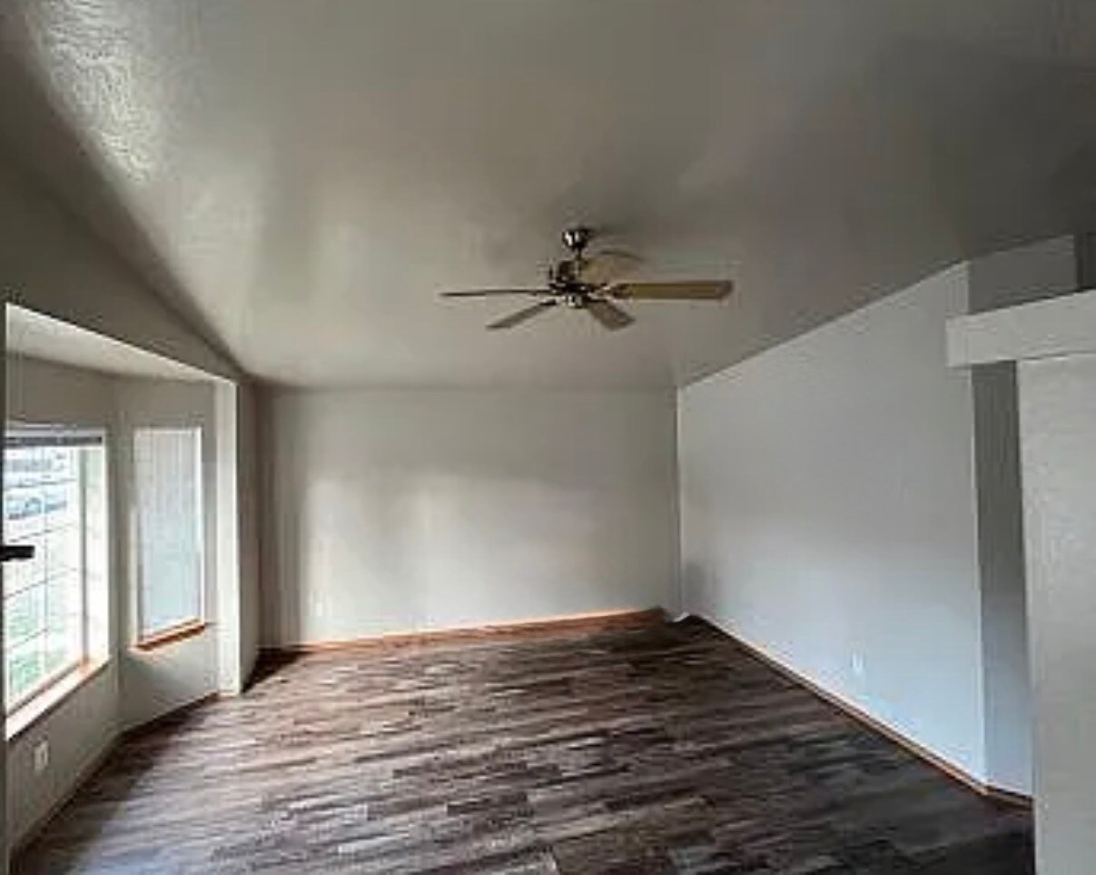 Building Photo - 1806 N Medina St