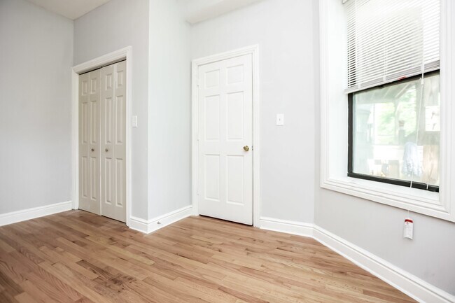 Building Photo - Two Bedroom in Bronzeville!