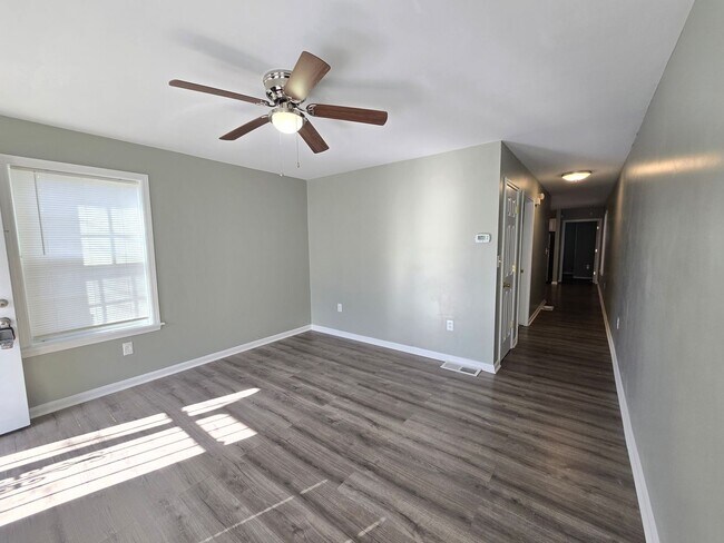 Building Photo - Updated 3 Bedrooms, 1.5 Bathrooms on a Dou...