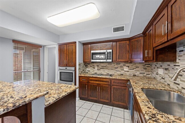 Building Photo - 11111 Midhurst Dr