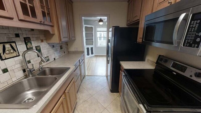 Building Photo - 834 S Main St