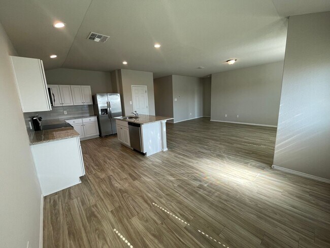 Building Photo - Beautiful 4x2 Rental Home in NBTX!