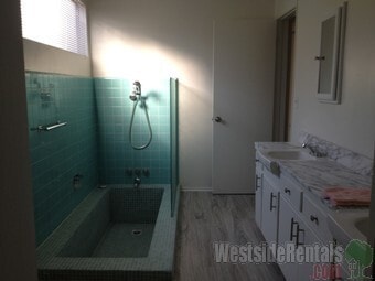 Building Photo - Charming Single-Story Pool Home in Prime Northridge Location