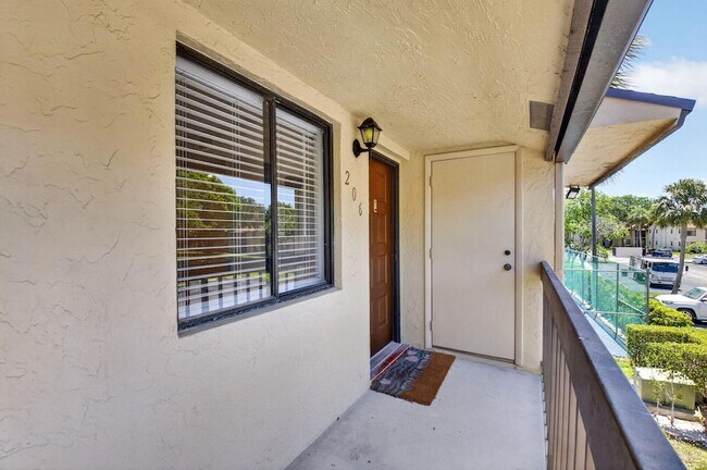 Building Photo - 6649 Somerset Dr