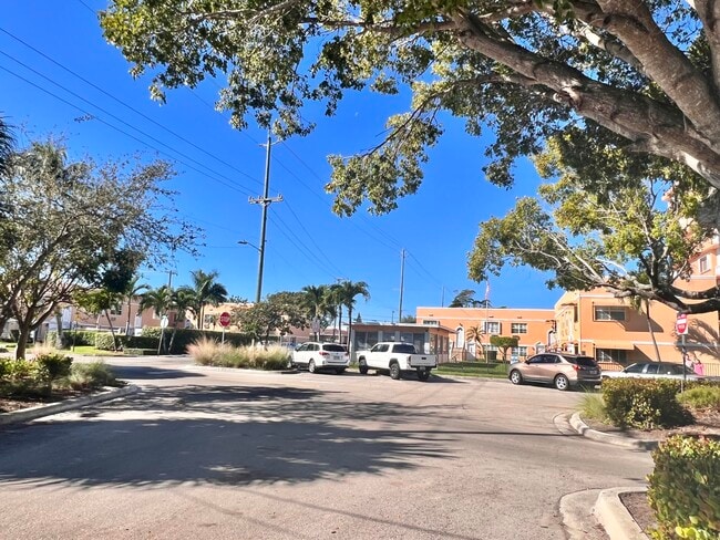 Building Photo - 101 S Golfview Rd