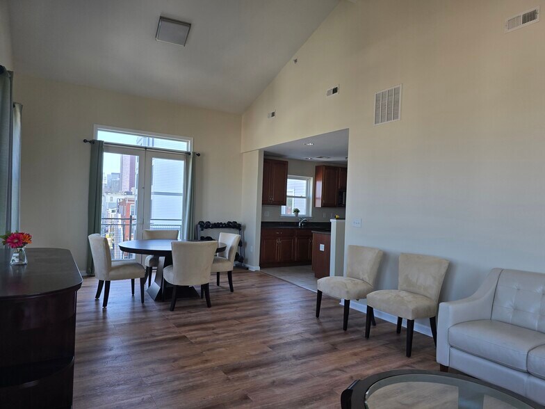 Building Photo - 1118 S Charles St