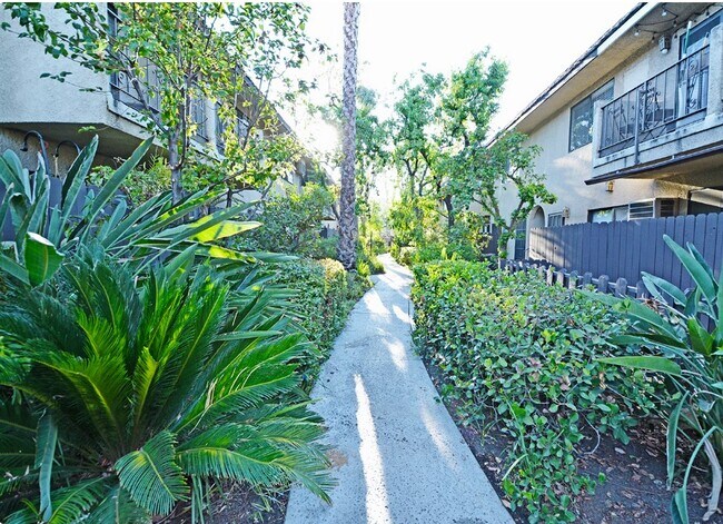 Building Photo - 8641 Glenoaks Blvd
