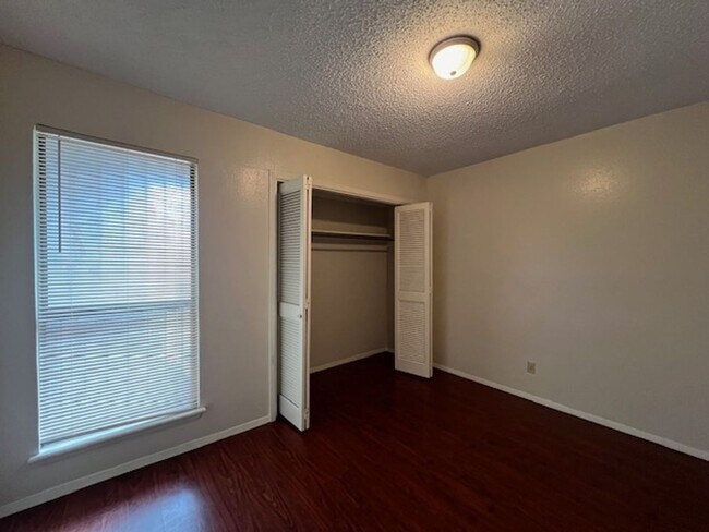 Building Photo - Quadrangle Townhome