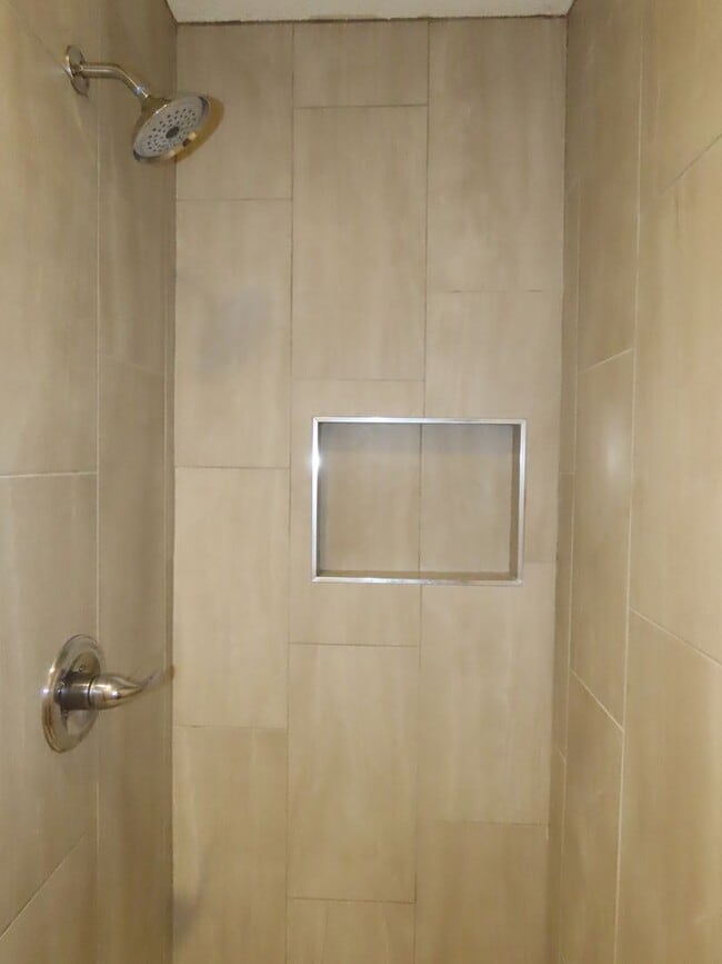 Building Photo - Expansive 3/2 Home in Tyler w/Additional Den and Living Room!