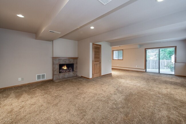 Building Photo - Amazing 4bed/2.5bath Home with Landscaping Included Located in Bellevue!