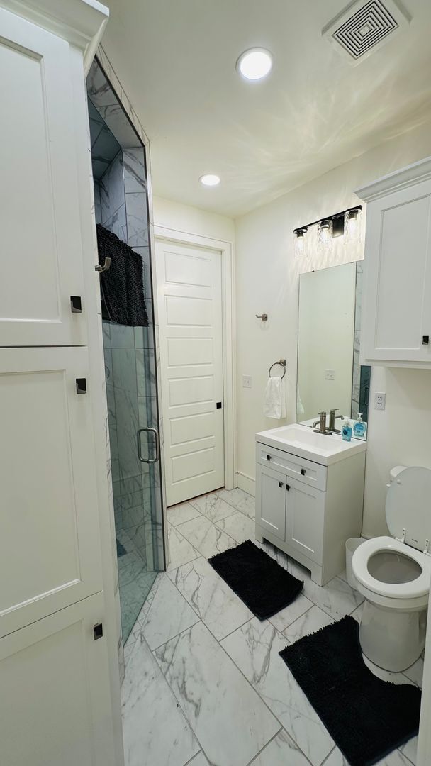 Building Photo - CORPORATE LEASE!!! Attn traveling nurse, e...