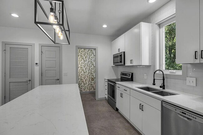Building Photo - Great condo in East Nashville off Gallatin...
