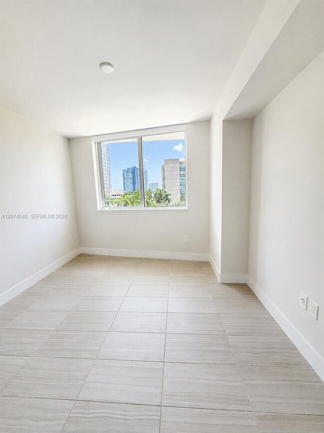 Building Photo - 215 N New River Dr E