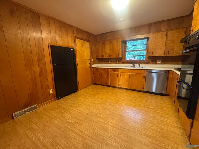 Building Photo - 2103 Shannonhouse Rd SW