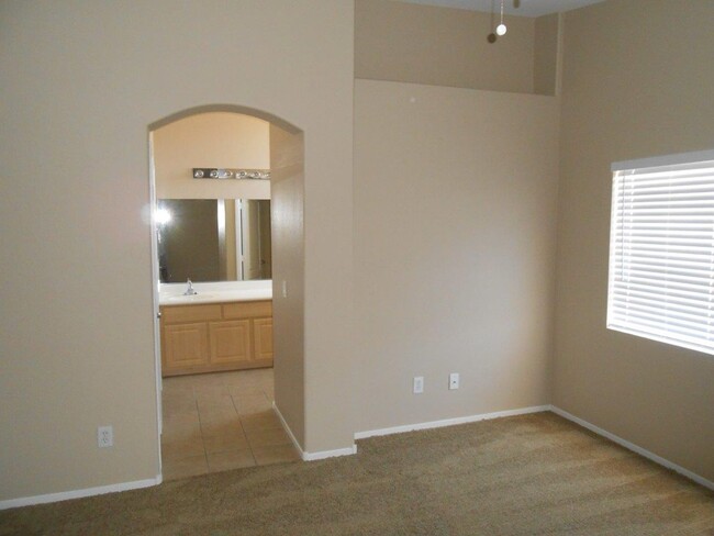 Building Photo - Beautiful Spacious Townhome in Gated Commu...