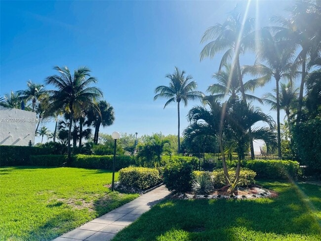 Building Photo - 1623 Collins Ave
