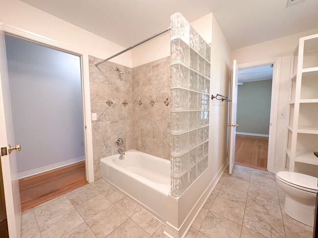 Building Photo - 3 Bedroom House: Walking Distance to Campu...