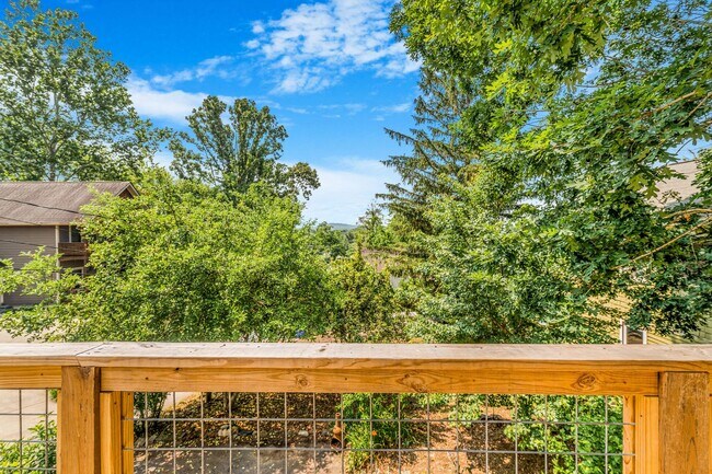 Building Photo - Asheville Rental!