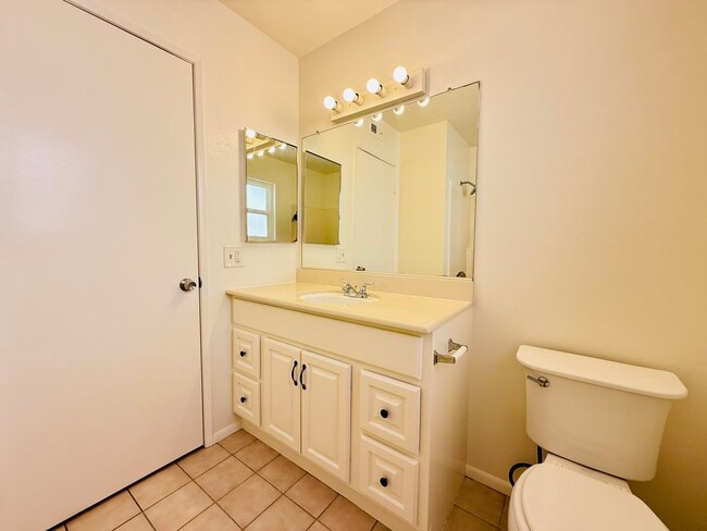 Building Photo - 2711 Nandina Dr