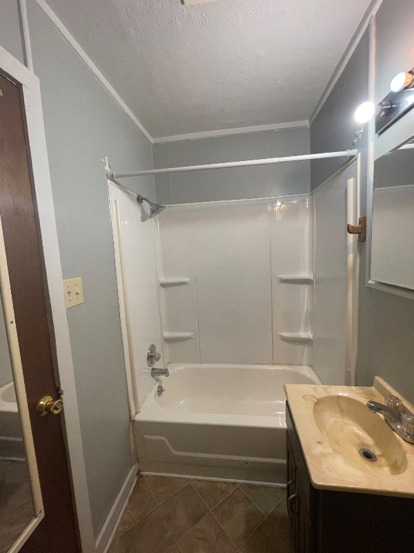 Building Photo - 613 W 6th St