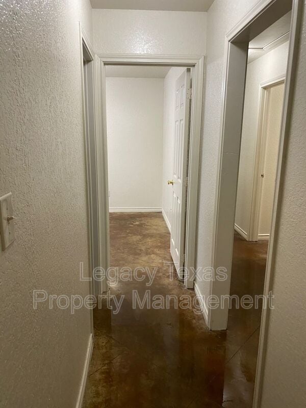 Building Photo - 1322 Country Club Rd