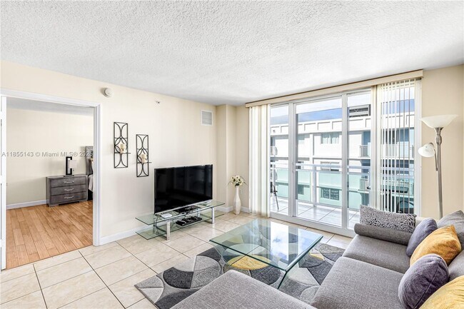 Building Photo - 6917 Collins Ave