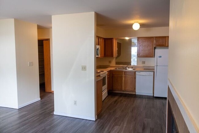Building Photo - $1,500 | 2 Bedroom, 1 Bathroom | 1st Floor...