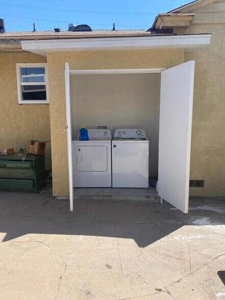 Laundry - 11104 Oxnard St