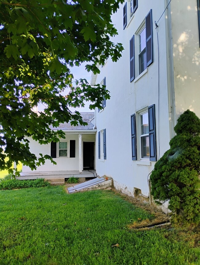 Building Photo - 325 Schoeneck Rd