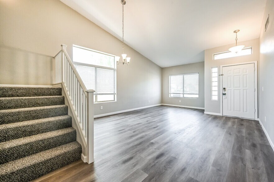 Building Photo - 2531 W White Feather Ln