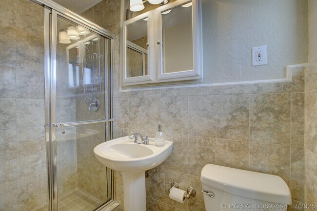 Building Photo - 808 SE 13th Ct