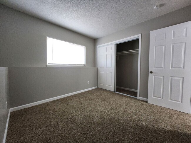 Building Photo - 2922 Straus Ln