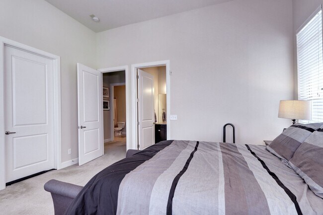 Building Photo - Private 2 bed 2 bath Condo in Inverness En...