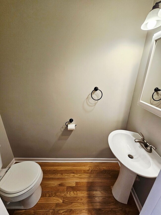 Building Photo - MOVE-IN READY! 2BR Townhome in Clintonville near OSU – W/D, Parking, Pet Friendly