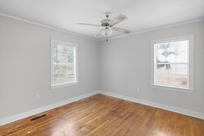 Building Photo - 211 W Lakeview Dr