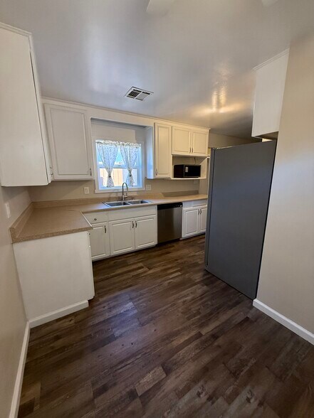 Building Photo - 6585 Delbarton St