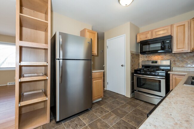Building Photo - Beautiful 3BD Home Near Worlds of Fun!