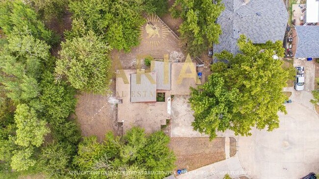 Building Photo - Unique 3 bed/2 bath Property with HUGE Bon...