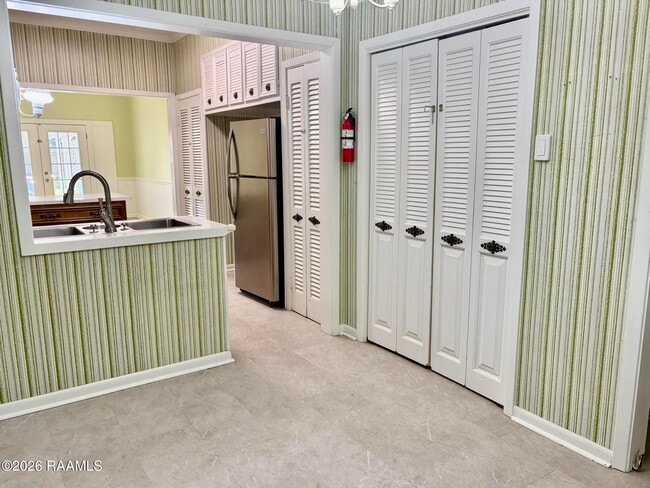 Building Photo - 208 St Anne St