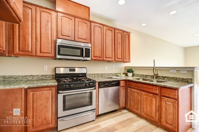 Building Photo - 3BR/2.5BA Townhome Close to the Sonoma Plaza!