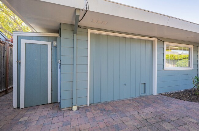 Building Photo - 509 Manor Dr