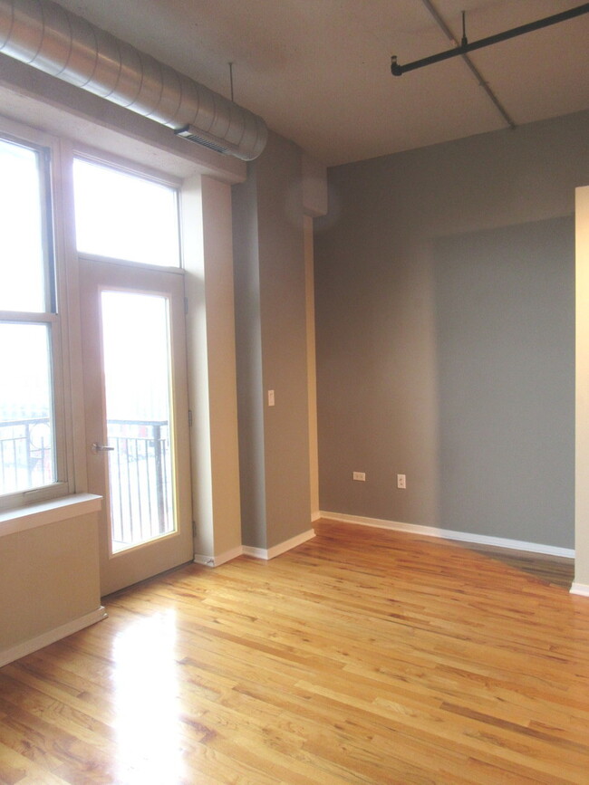 Building Photo - 6 S Laflin St