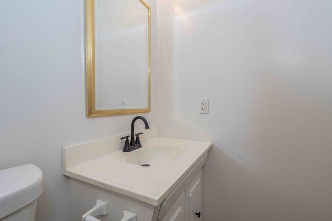 Building Photo - $500 Move-In Special! SPACIOUS 2 Bed Townh...