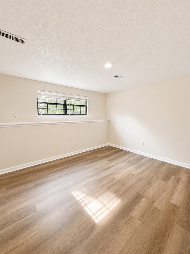 Building Photo - Spacious 3BR Duplex with Two Living Areas