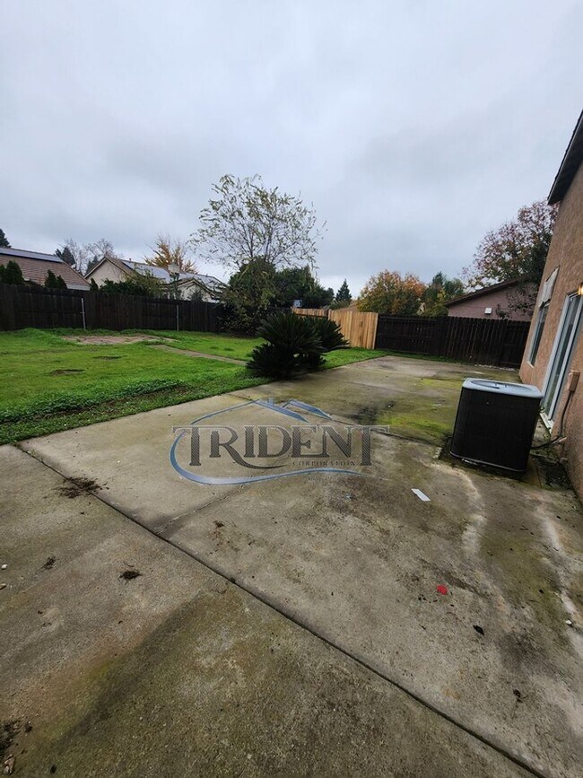 Building Photo - 3 bedroom, 2 ½ bath SOLAR home